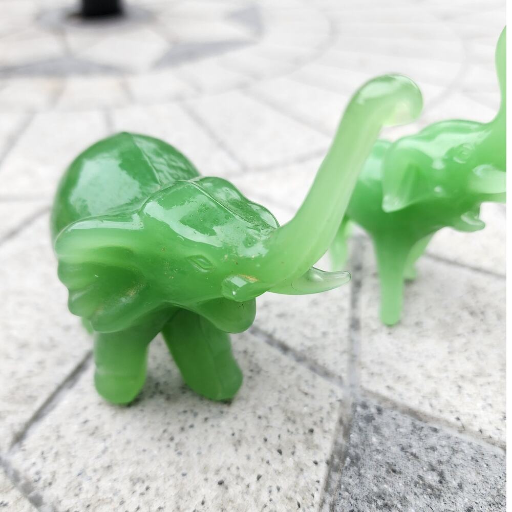 Vintage Green Polished Glass Elephant & Bear Figurine Bundle Lot - Picture 6 of 11